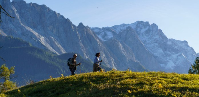 Paar am bergsteigen am Höhenrain, © Tourist Information Grainau –W.Ehn