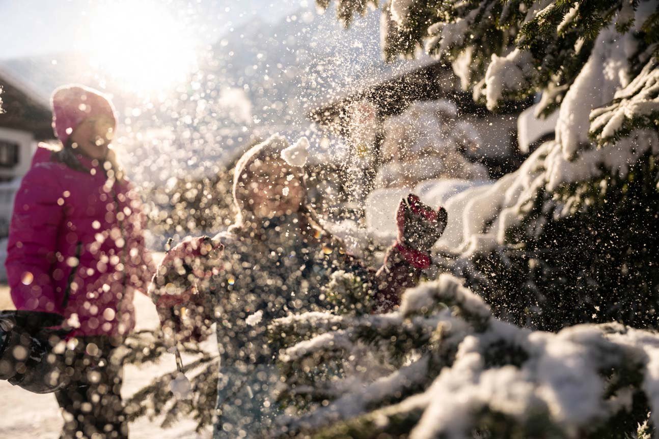 Kinder mit Schnee, © Zugspitzdorf Grainau - Ehn