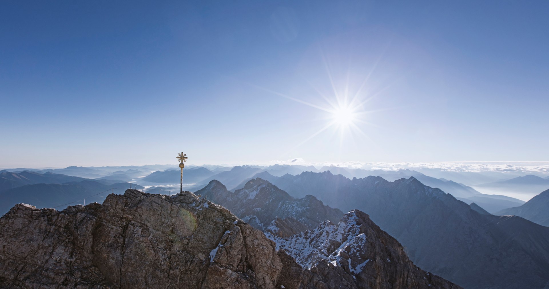 Zugspitze Gipfel mit Sonne, © Bayerische Zugspitzbahn AG, Matthias Fend