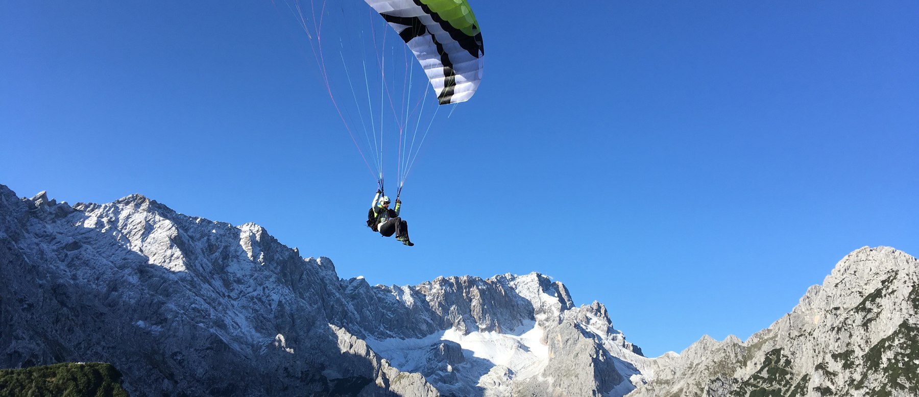 paragliding flight Höllentall in Grainau, © Fly Garmisch - Foto Dippon