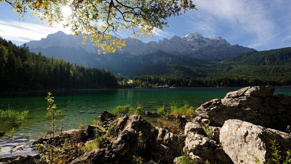 Lake Eibsee with view to the hotel and rental boat, © Touristinformation Grainau - Foto Ehn