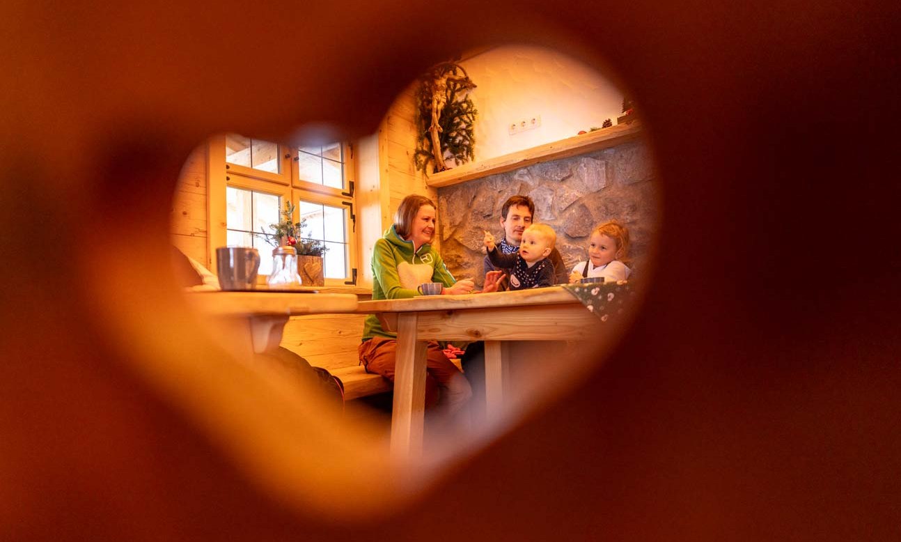 Familie in Hütte, © Zugspitzdorf Grainau - Ehn