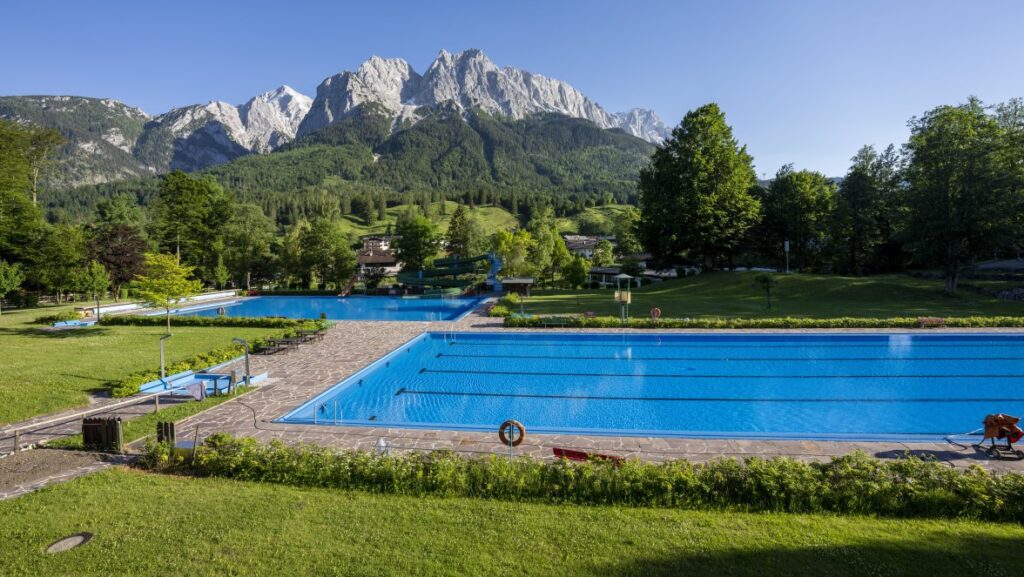 Freibad Zugspitzbad Grainau im sommer ohne menschen mit Bergblick