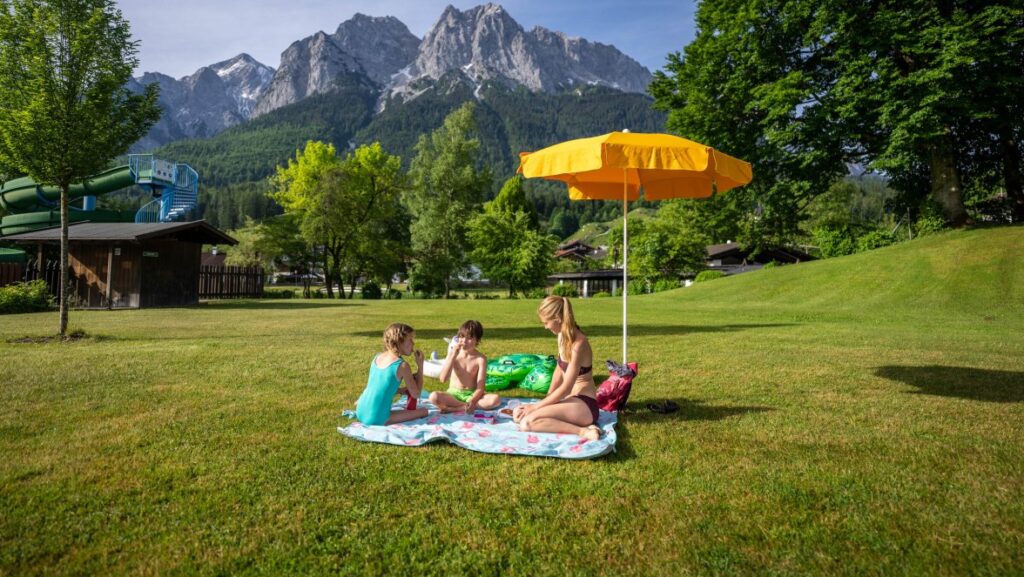Familie auf der Liegewiese im Grainauer Zugspitzbad