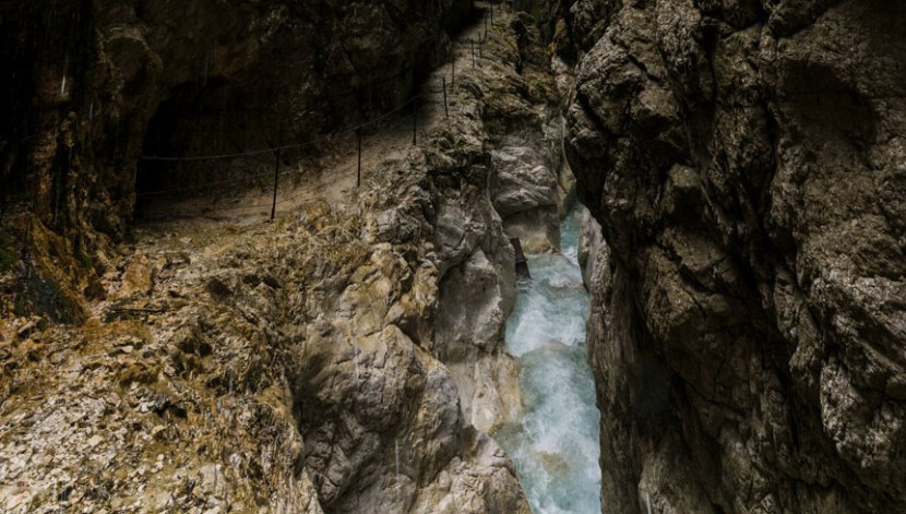 Höllentalklamm mit Blick zum tosenden Wasser