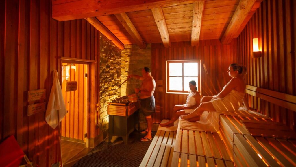 sauna-mit-aufguss zwei Damen und Saunameister im Zugspitzbad Grainau