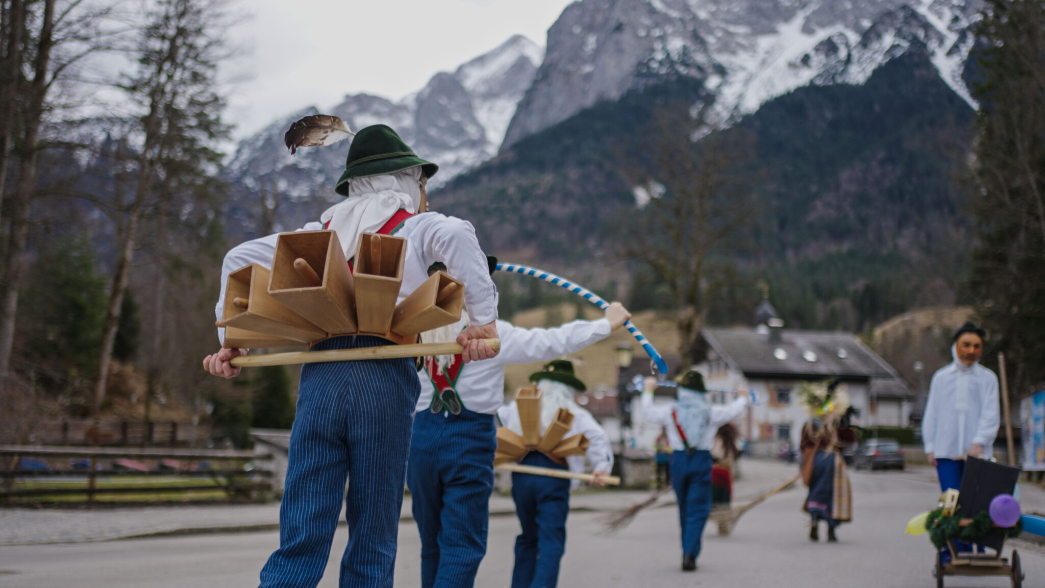 Maschkera Kinder Holzschellenrührer in Grainau