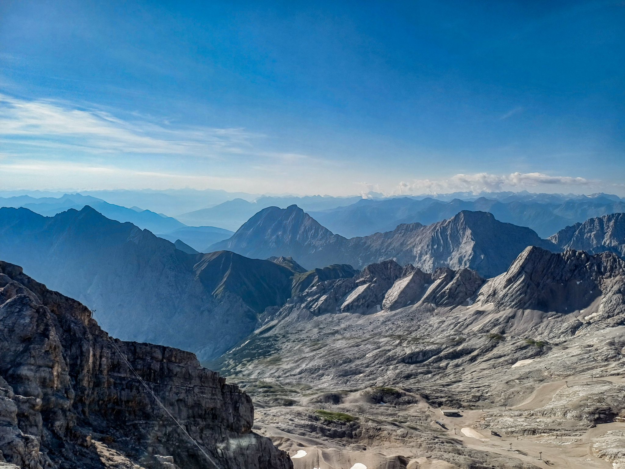 Zugspitze im Sommer mit vielen Bergspitzen