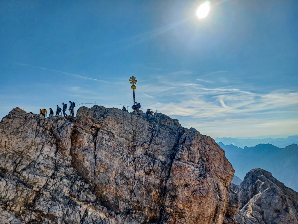 Zugspitzgipfelkreuz mit Wanderern