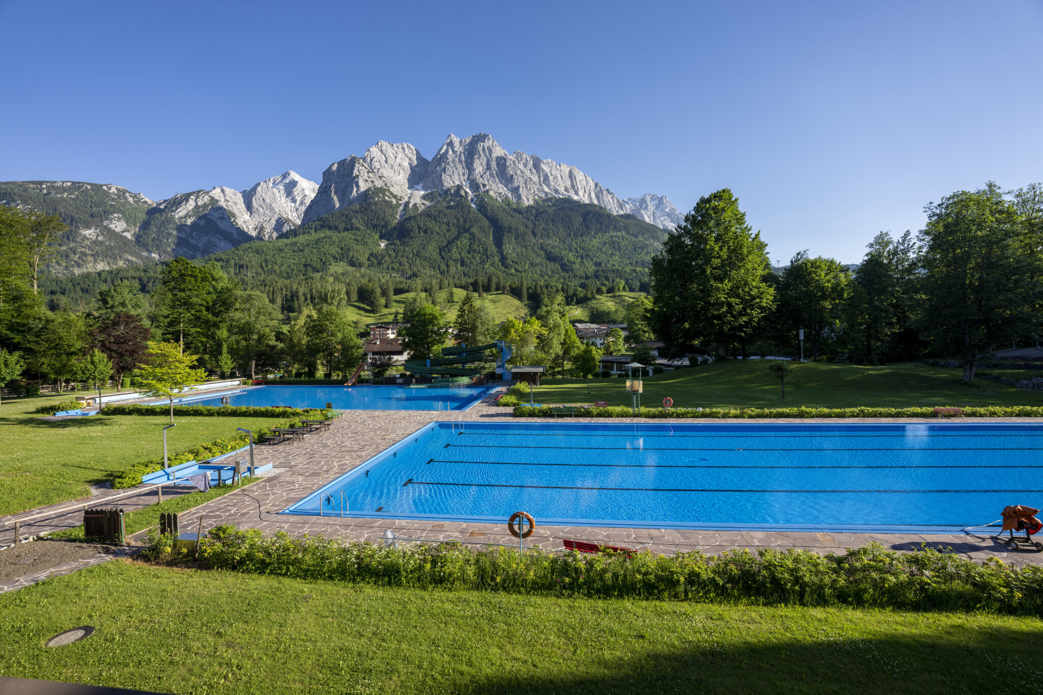 Freibad ohne Menschen im Zugspitzbad mit Bergblick
