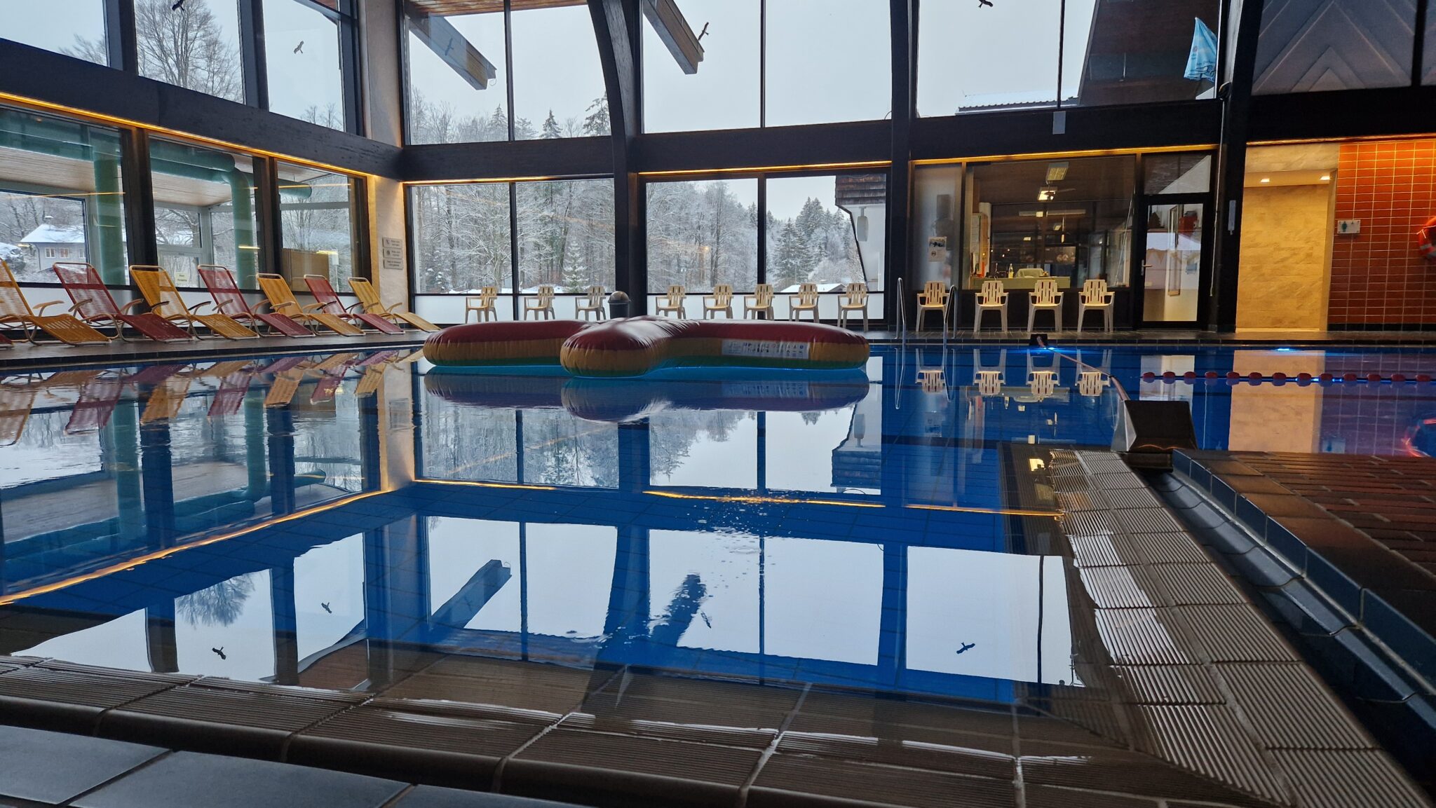 Hallenbecken im zugspitzbad grainau mit Wasserspielzeug in Winterlandschaft