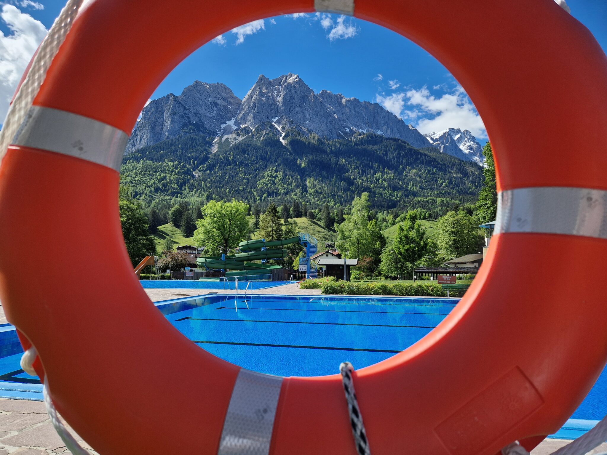 Freibad Zugspitzbad, Rettungsring mit Aussicht auf Becken des Freibades und Zugspitzmassivblick