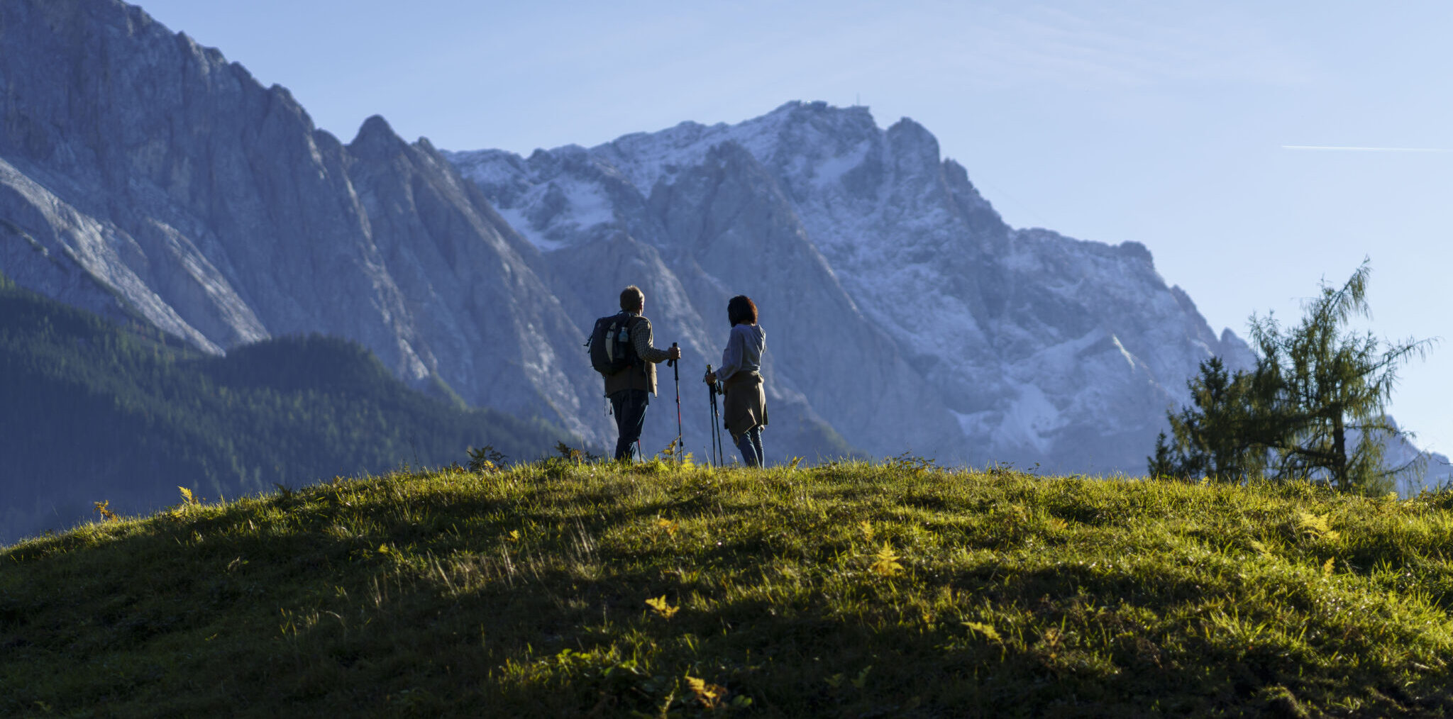 Zwei Bergsteiger vor Zugspitzpanorama