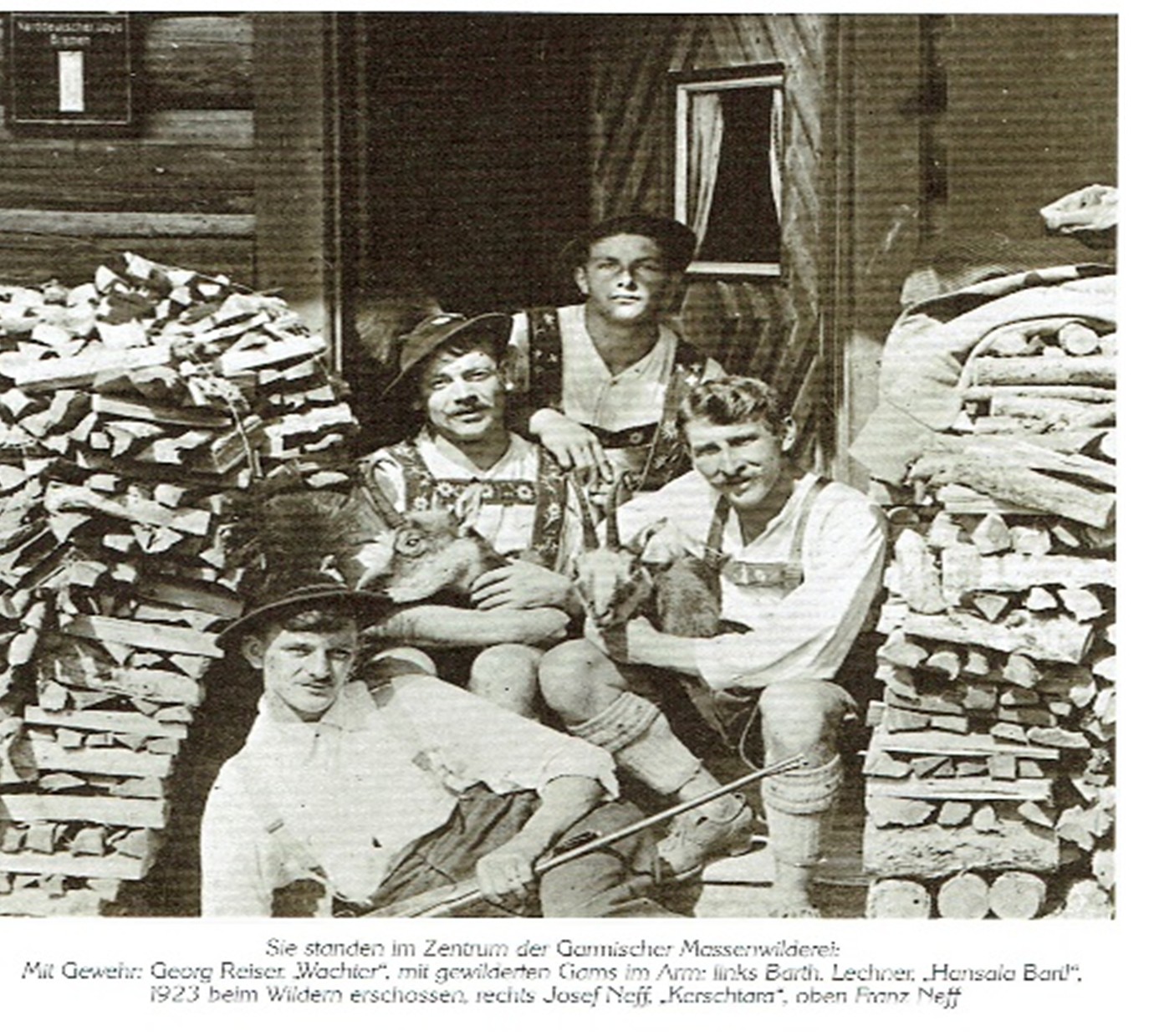 4 Männer aus Garmisch 1923, altes historisches Bild vor Holzhauseingag
