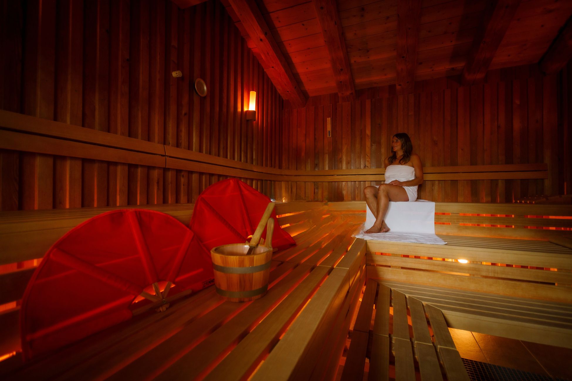 Frau mit Handtuch in der Sauna