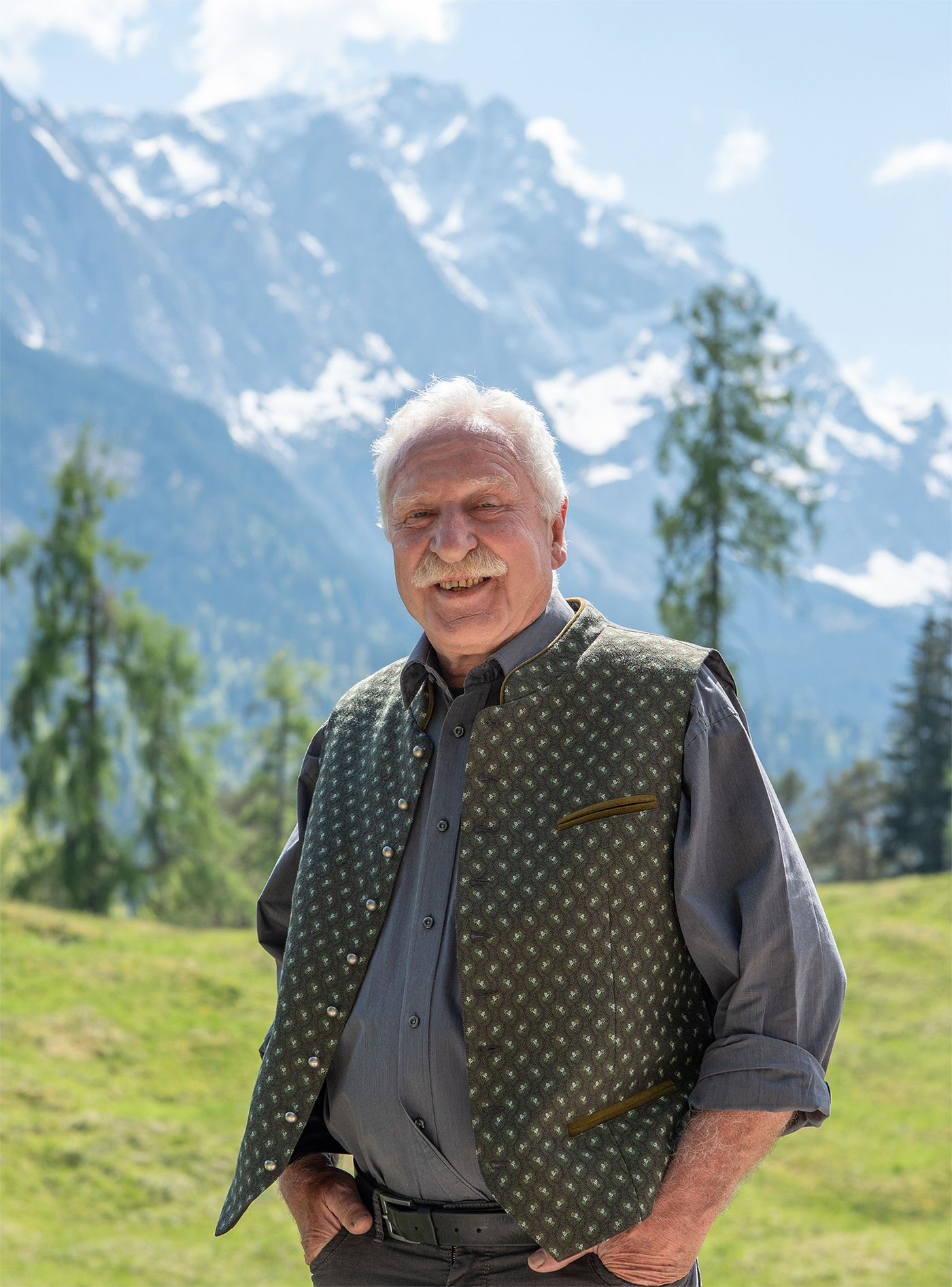 Josef Bader - Buchautor vor Bergpanorama am Höhenrain