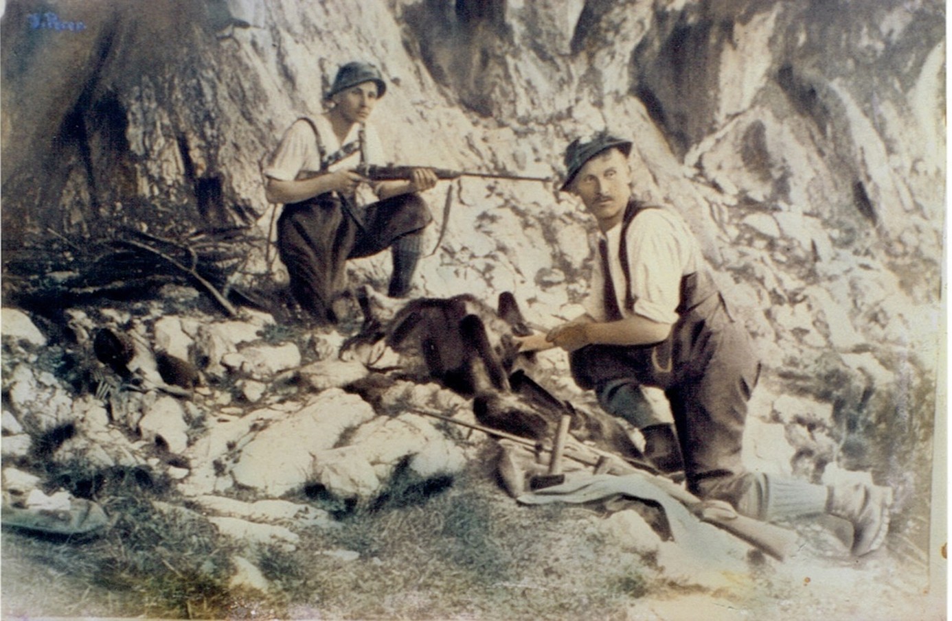 Zwei Wilderer historisch - in Bergwand mit Stutzen bei der Arbeit.