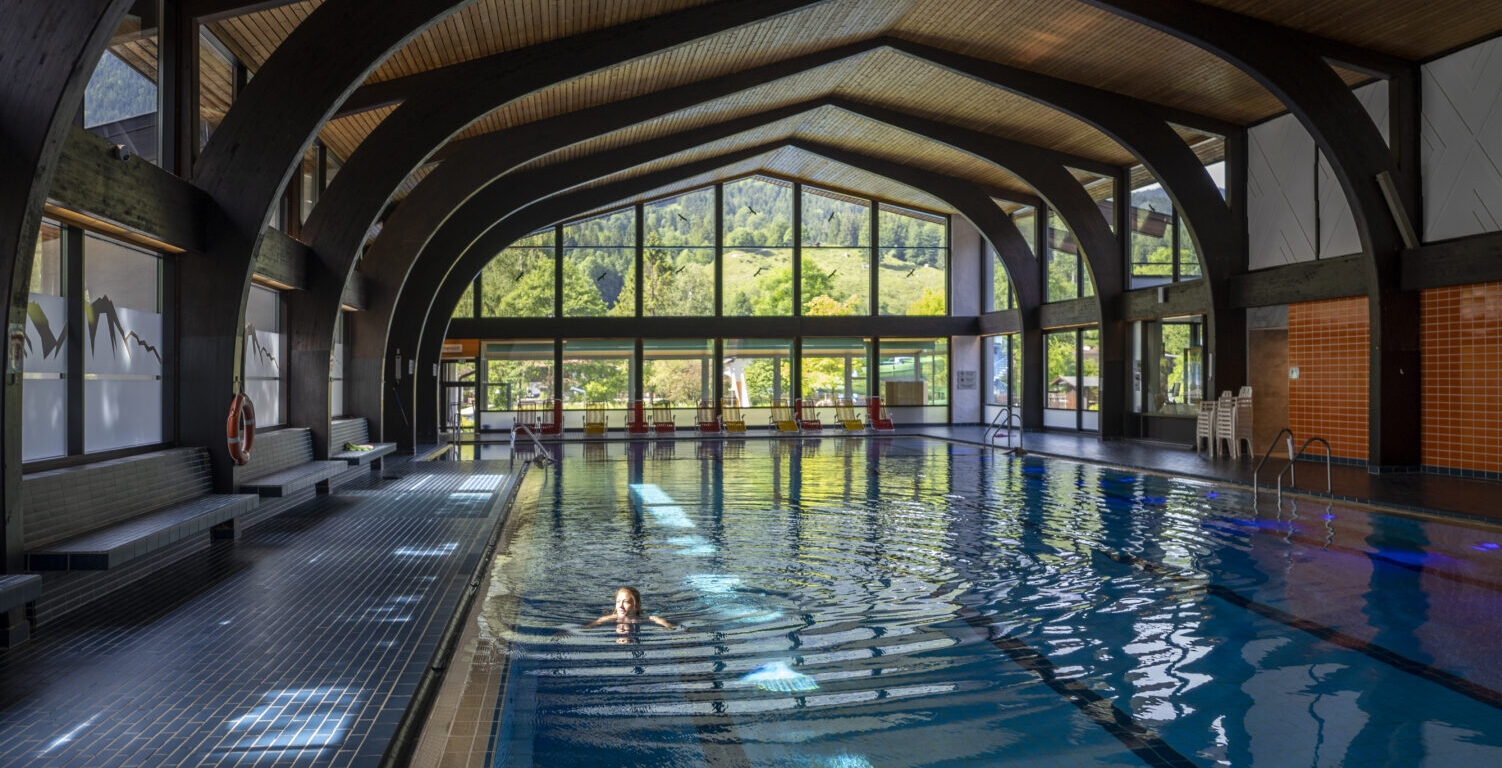 Schwimmerin in der Halle im Zugspitzbad