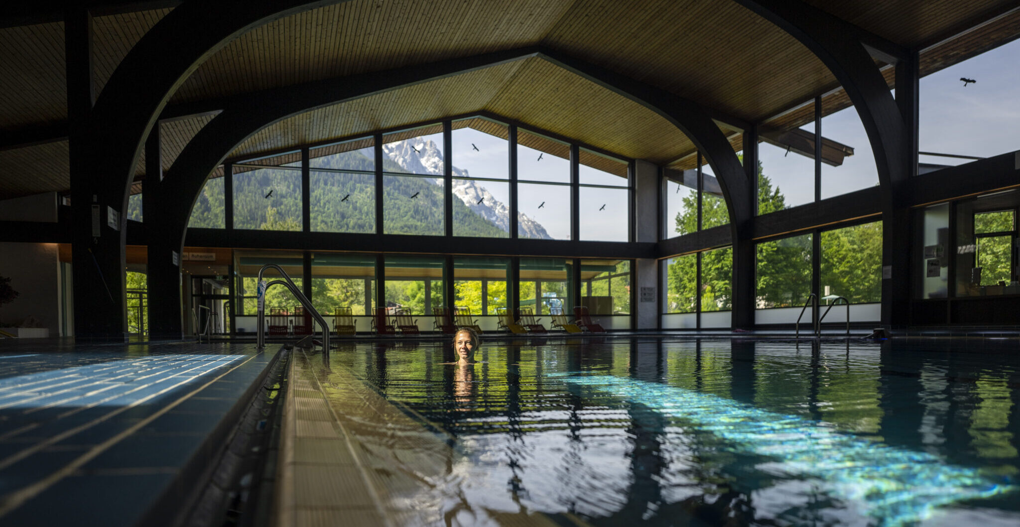 Schwimmerin in der Halle im Zugspitzbad