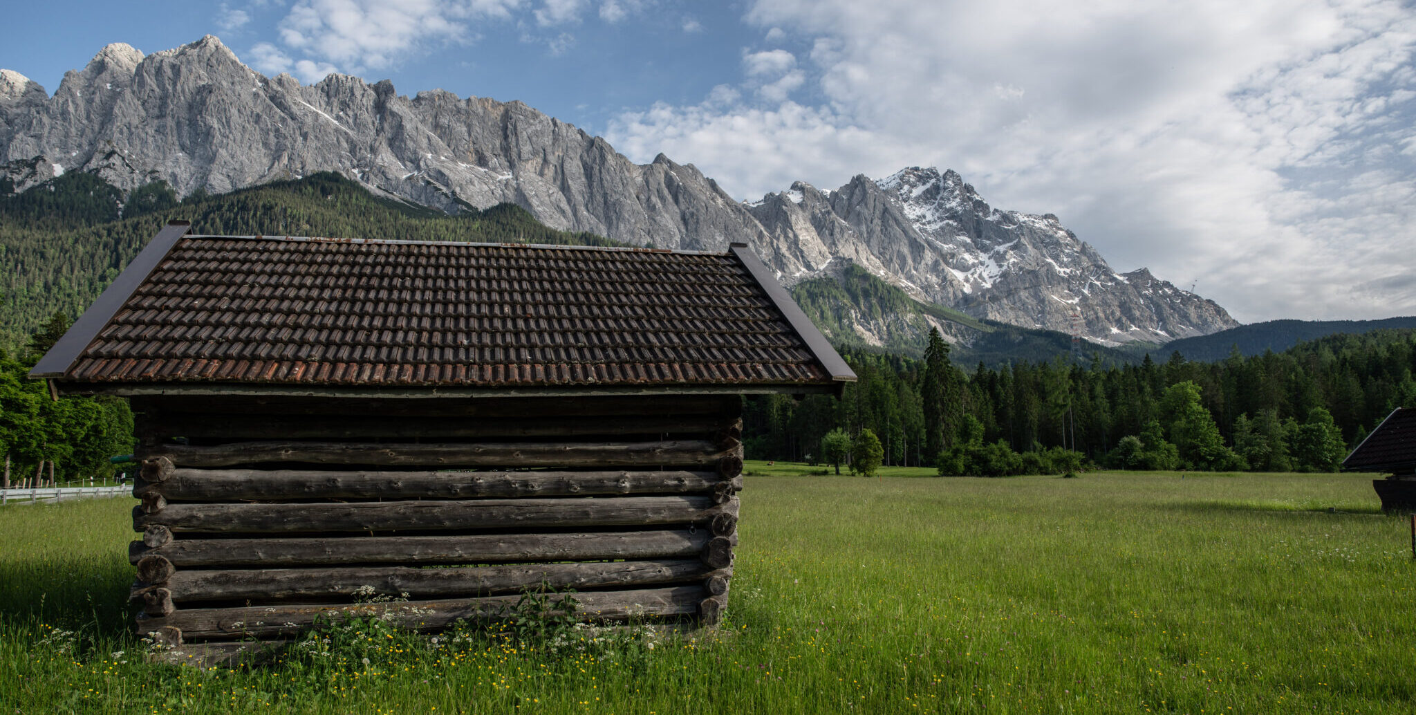 Heustadel auf Eibseewiese im Hintergrund Zugspitze