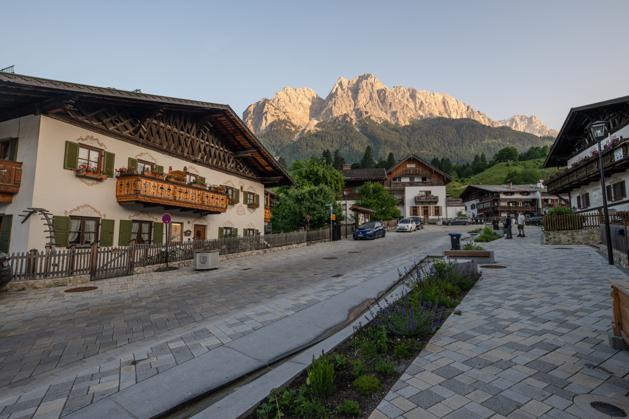 Oberer Dorfplatz in Grainau im Hintergrund Waxensteine und Zugspitze