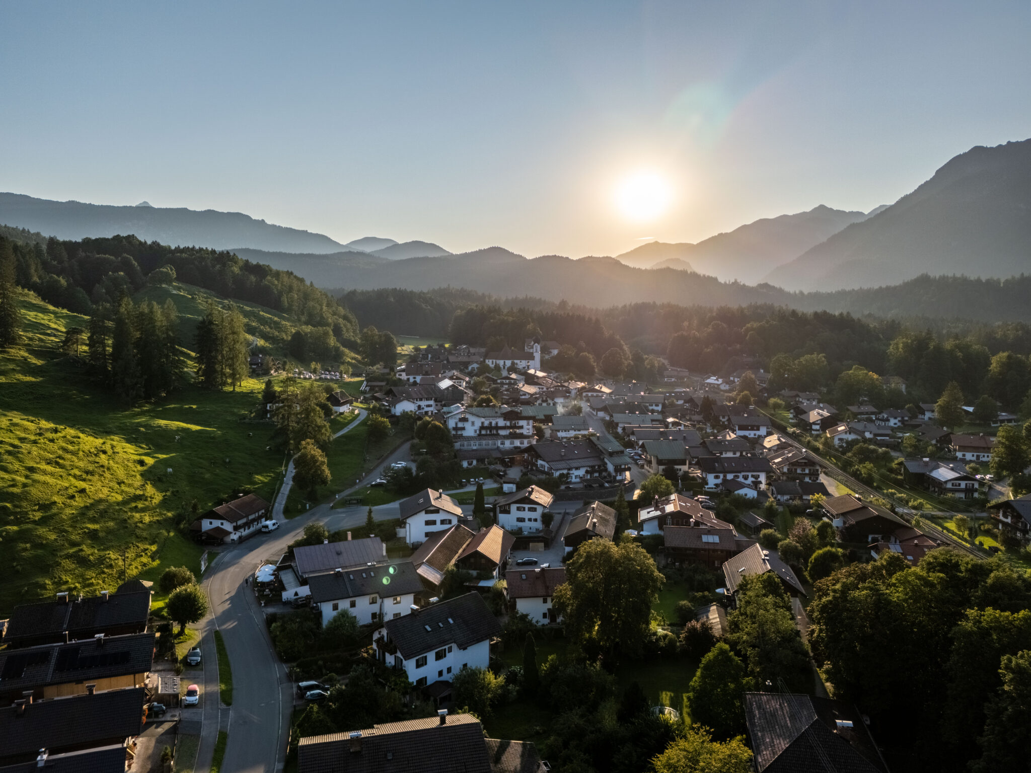 Grainauer Dorf von oben im Sonnenuntergang