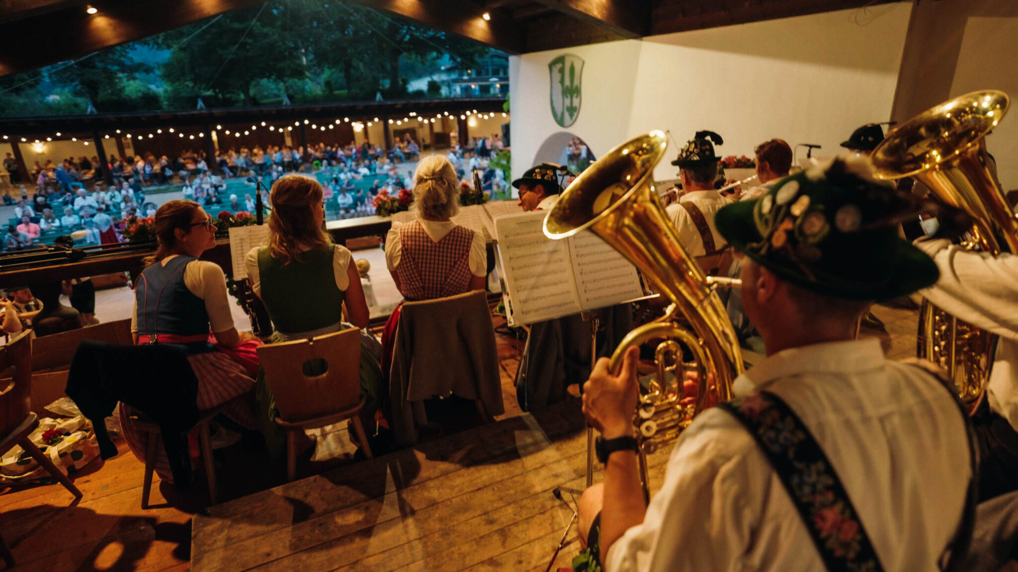 Musikkapelle Grainau auf der Bühne mit Instrumente von hinten im dunkeln