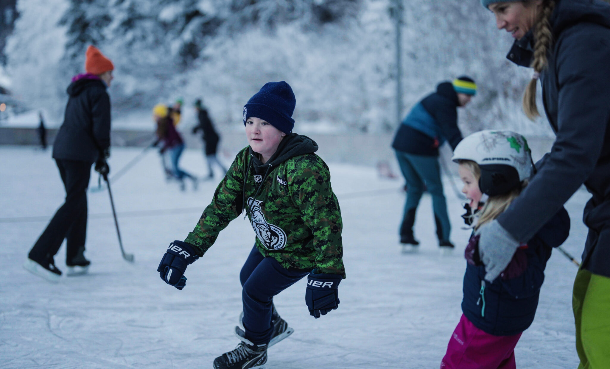 Eisplatz in Grainau, Kind am Schlittschuhlaufen