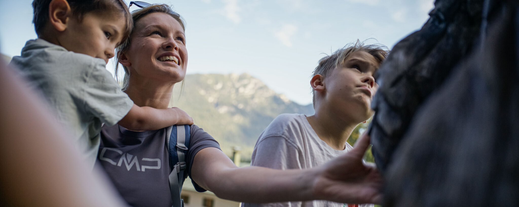 Mutter mit Kind auf dem Arm am Eingag des sagenhaften Bergwald in Grainau