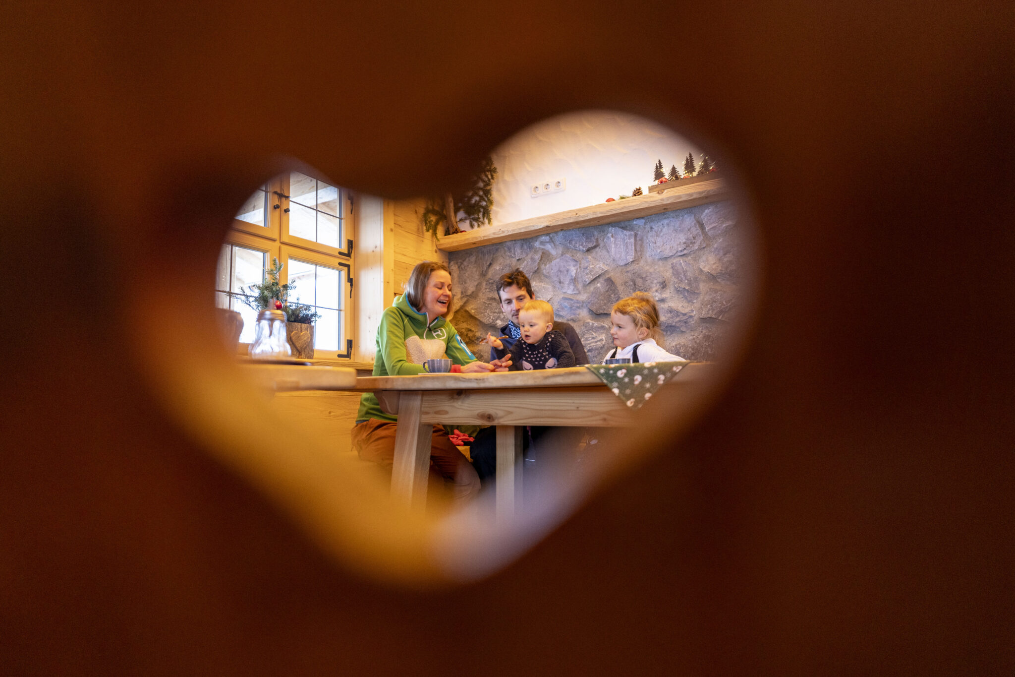 Familie in Wirtschaft durch Herz fotografiert