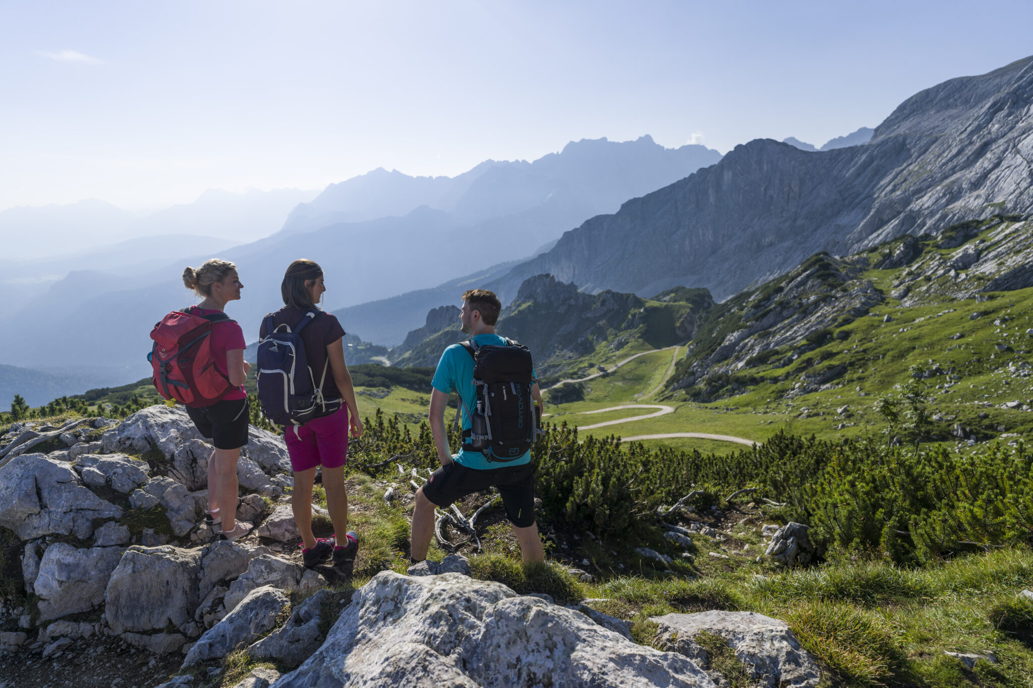 3 Wanderer am Osterfelder mit tollen Weitblick auf Wandergebiet