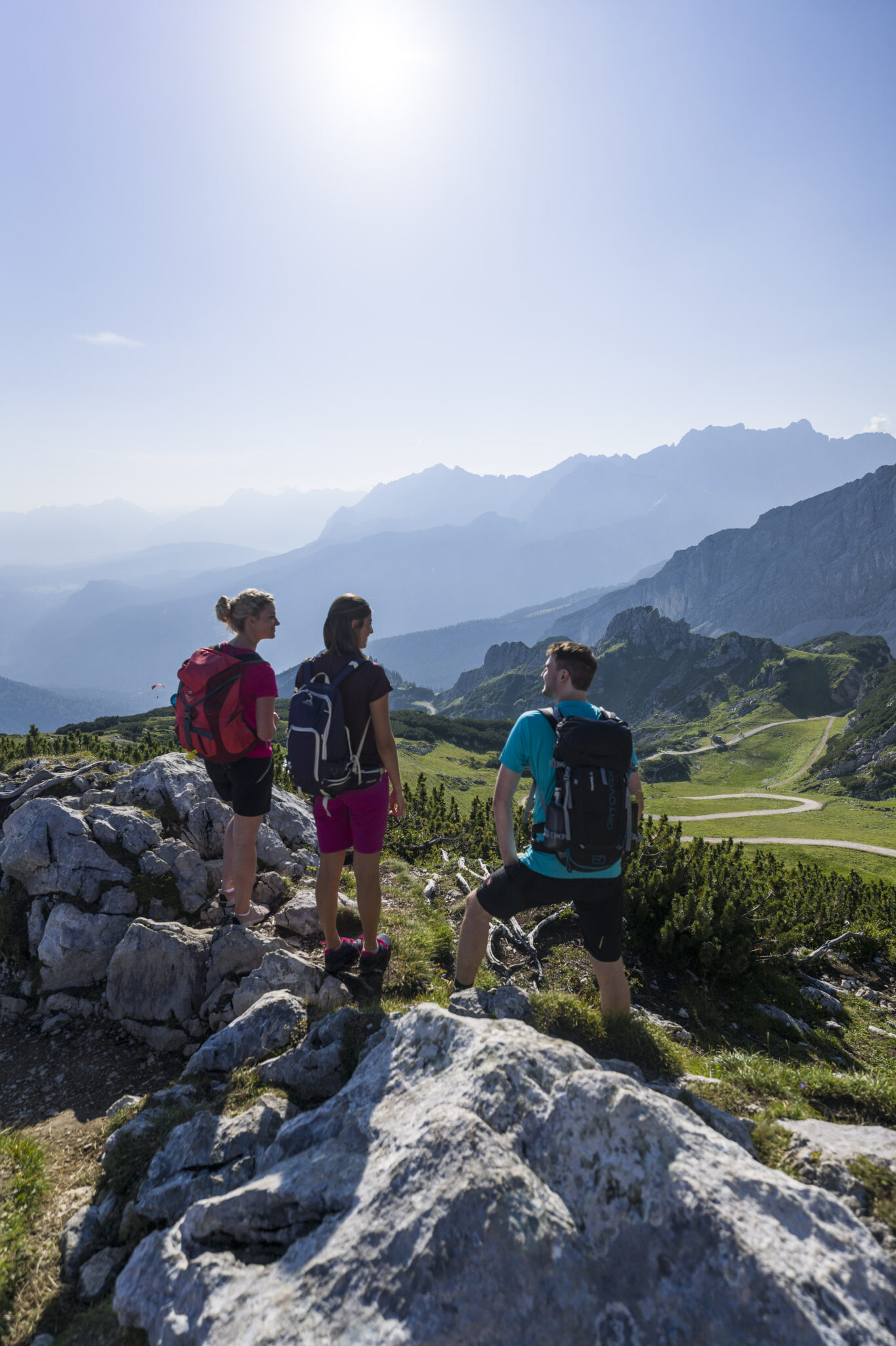 3 Wanderer am Osterfelder mit tollen Weitblick auf Wandergebiet