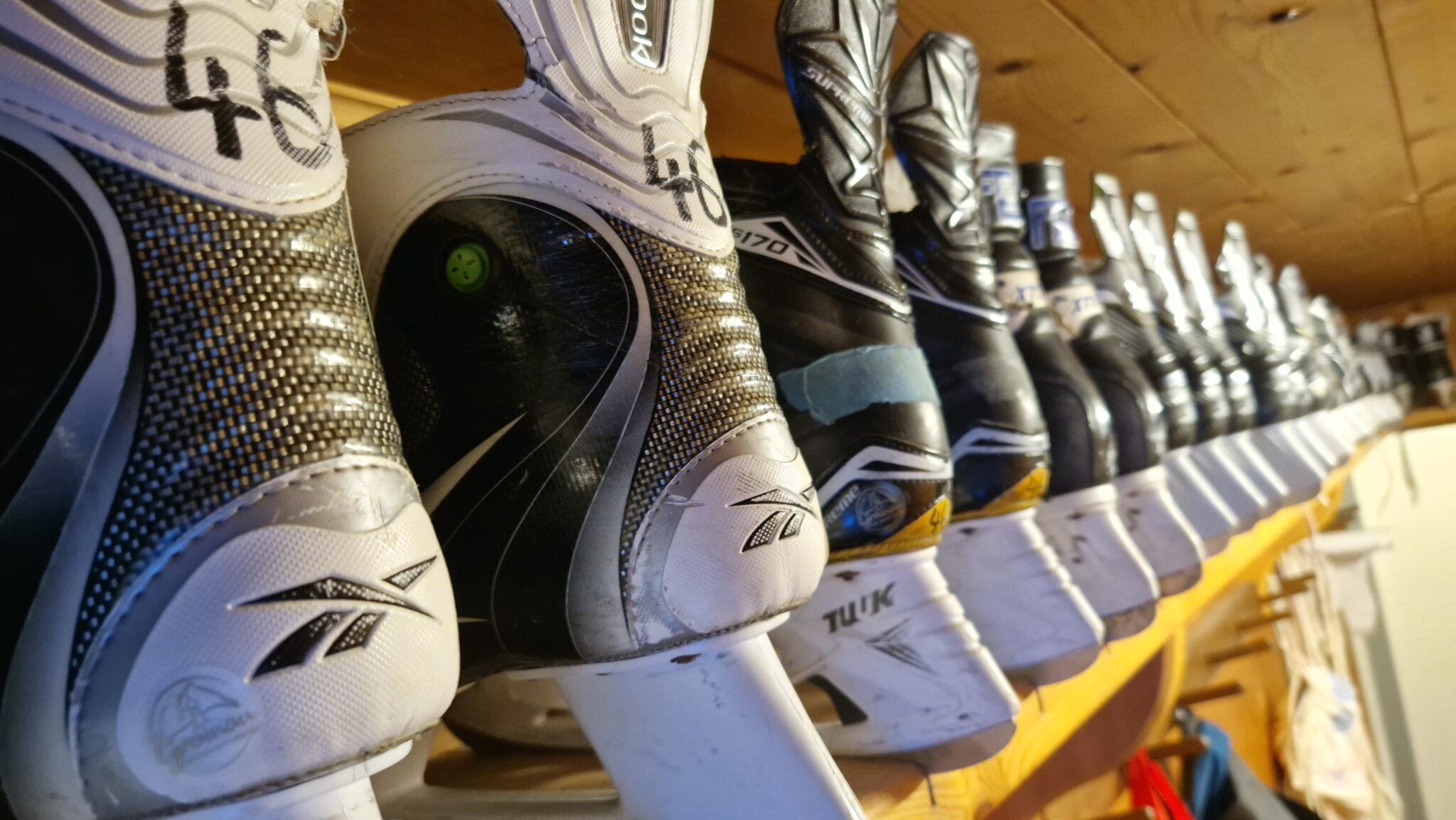 Eishockey Schlittschuhe im Grainauer Eisplatz