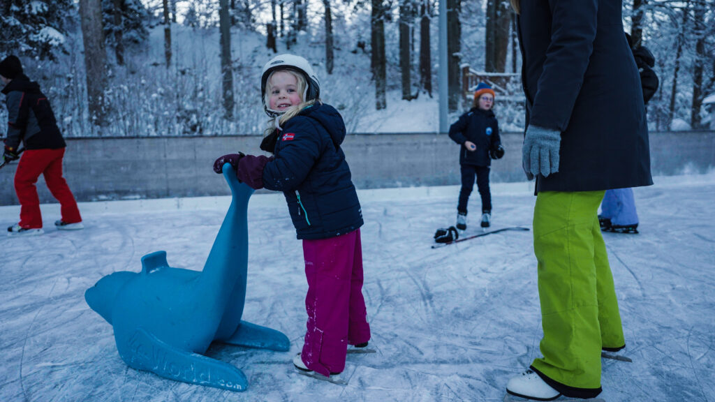 Mächen mit Schlittschuhschiebehilfe auf Grainauer Eisplatz