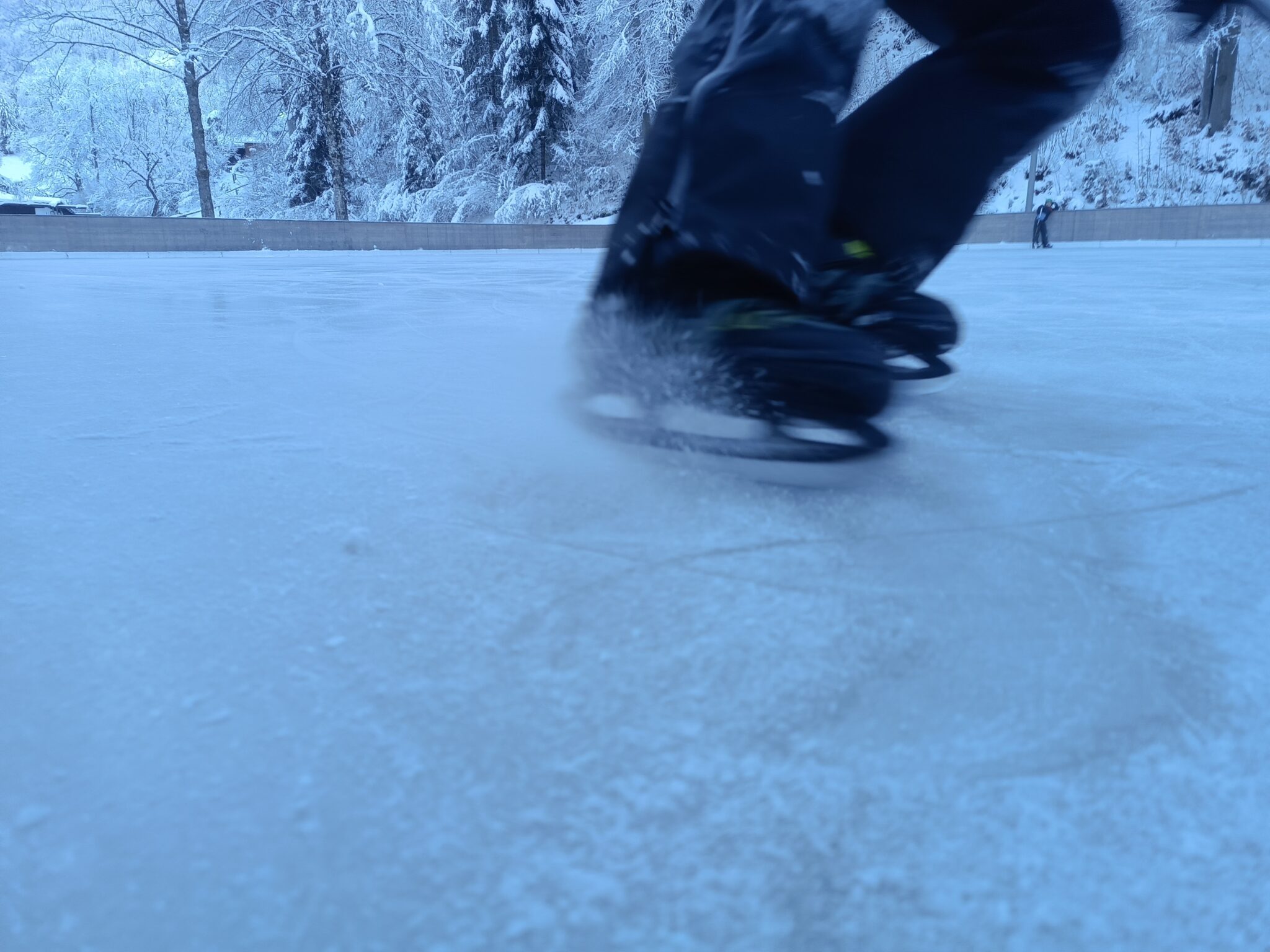 bremsende Schlittschuhe auf Grainauer Eisplatz