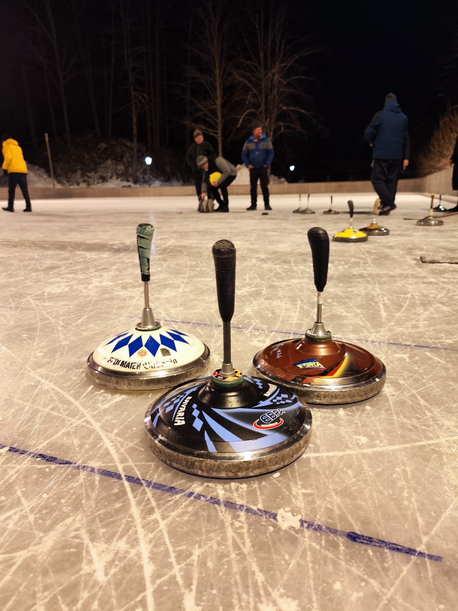 Eisstöcke auf Eisplatz in Grainau