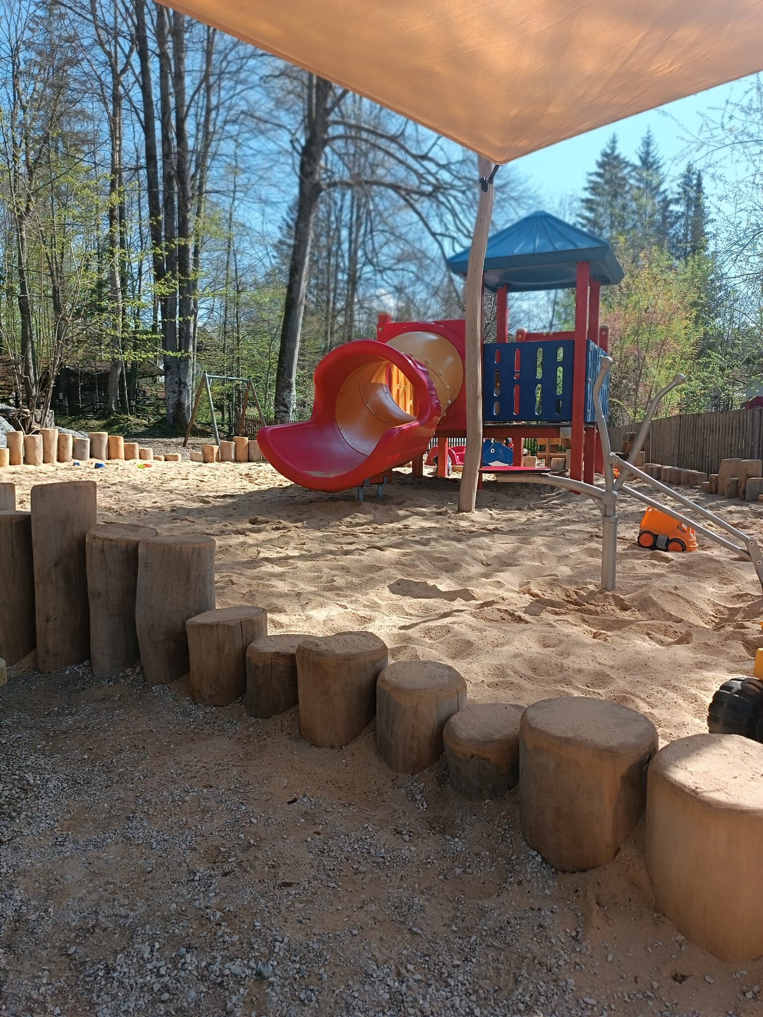 Spielplatz in grainau mit kleiner Rutsche und Sandkasten