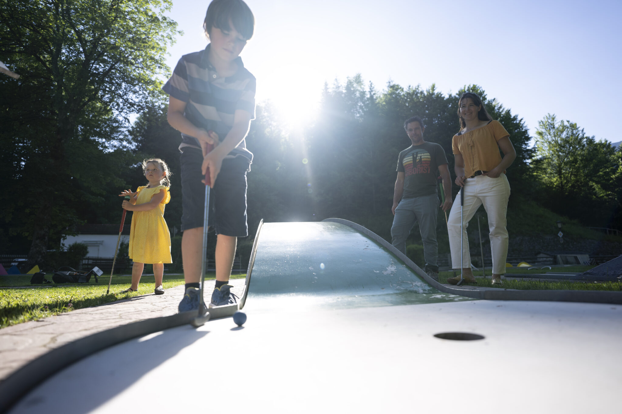 Familie beim Minigolfen in Grainau