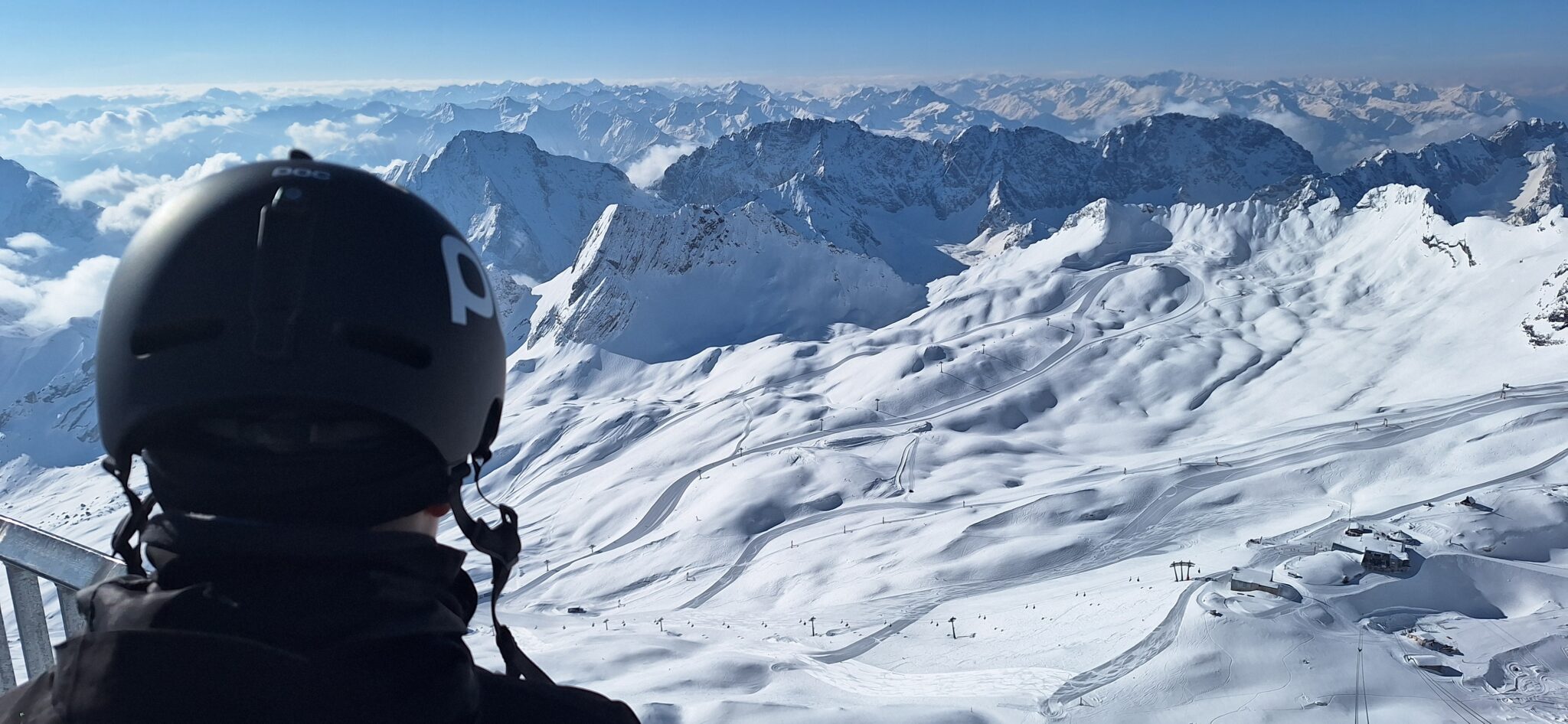 Blick auf Skigebiet Zugspitze links Skifahrer mit Helm