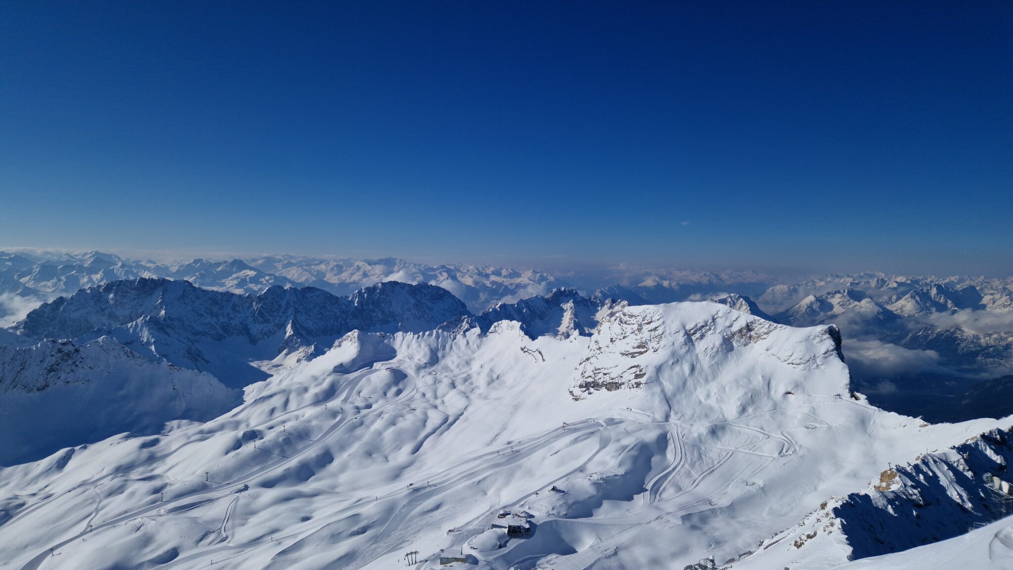 Skigebiet Zugspitz von Persepktive Zugspitzgipfel im Winter