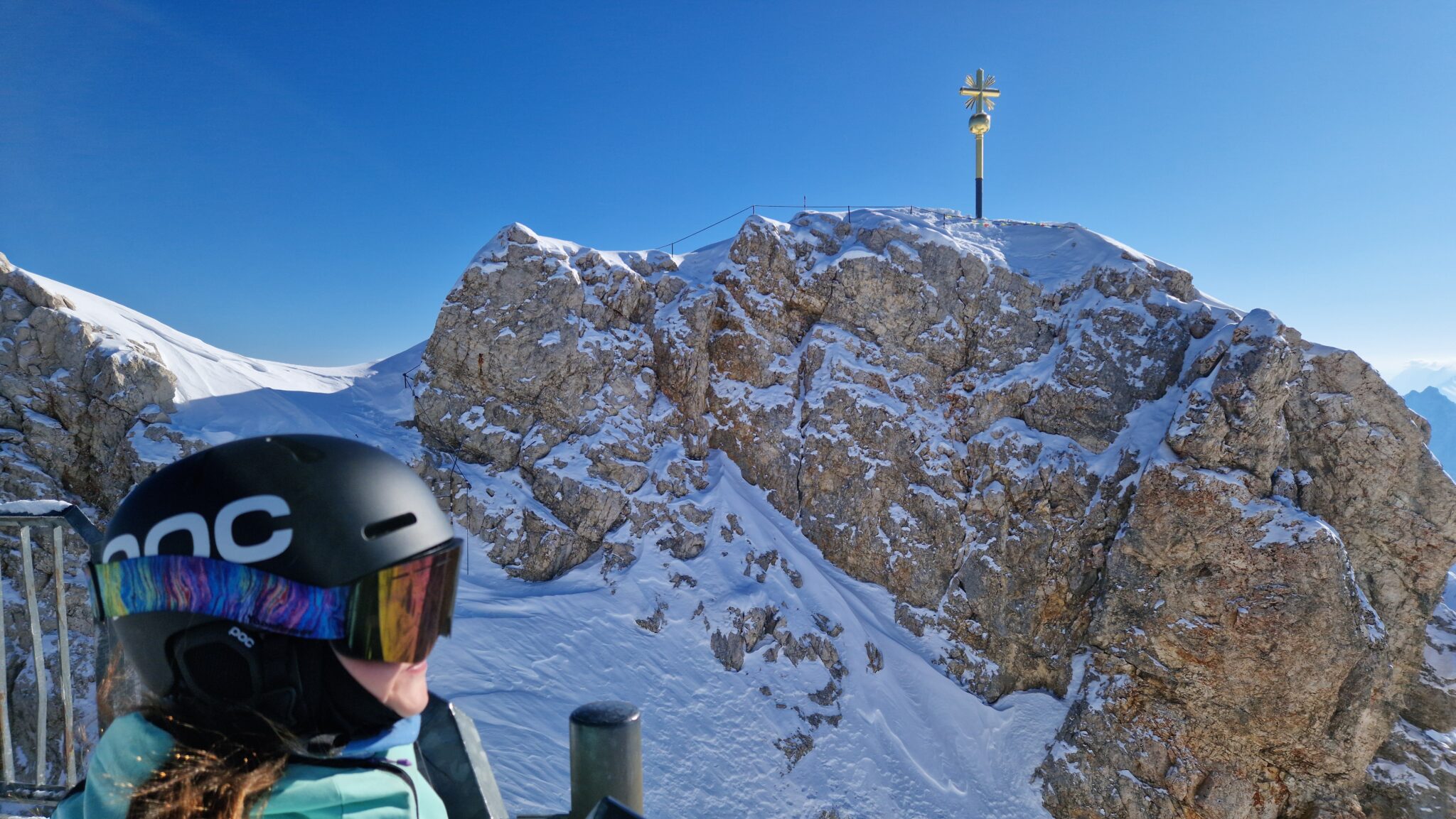 Zugspitzgipfel weiss mit Skifahrer mit Helm in der Ecke