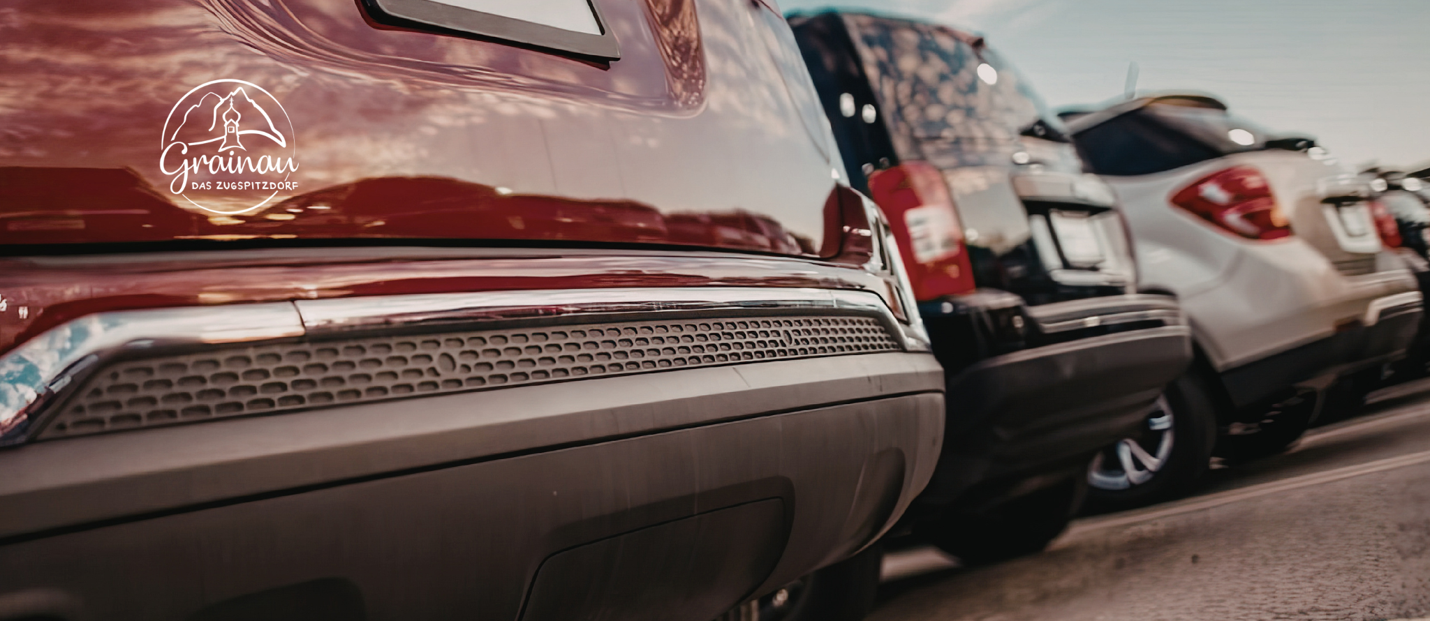 Parkende Fahrzuege von hinten