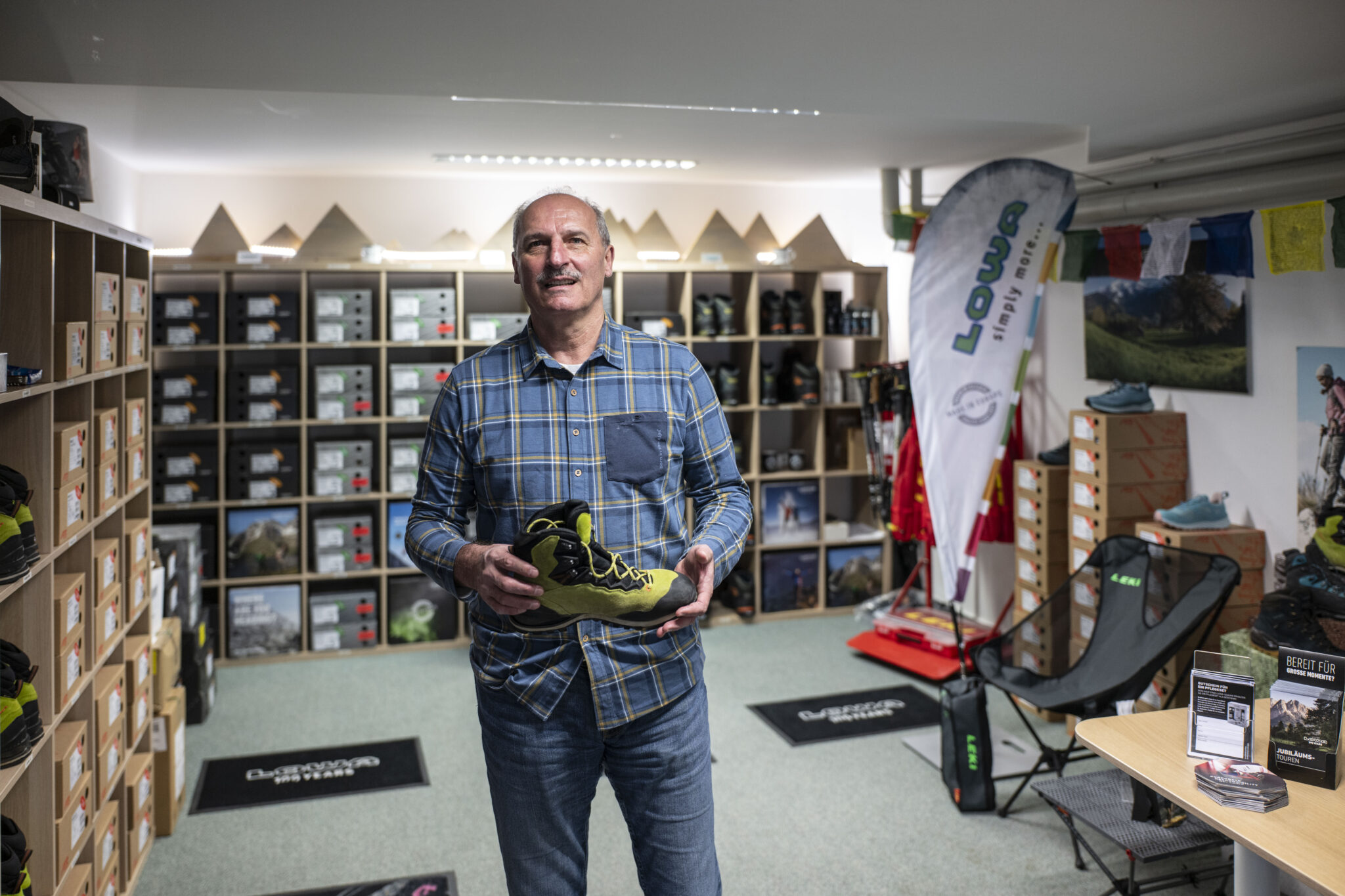 Lowa Testcenter mit Mitarbeiter der einen Bergschuh